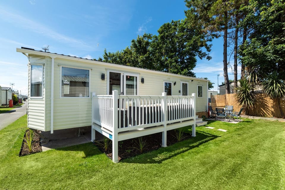 Property building, Patio, Garden