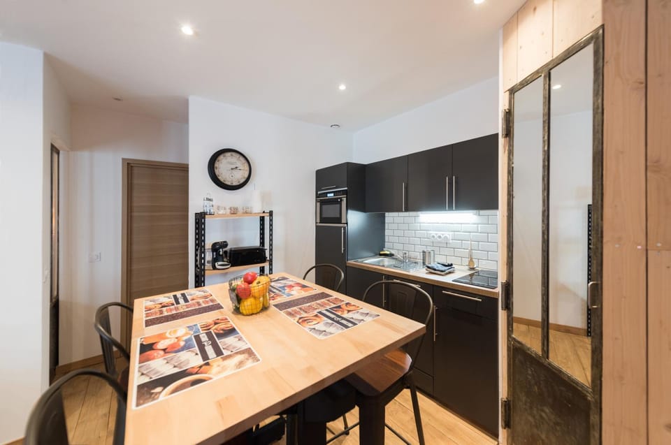 Kitchen or kitchenette, Dining area