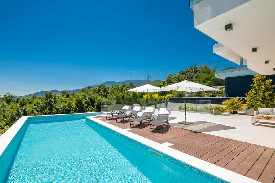 Day, Swimming pool, sunbed
