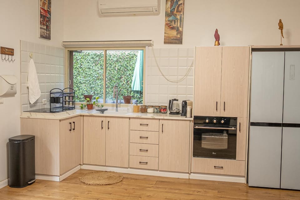 Coffee/tea facilities, Kitchen or kitchenette, oven, stove, toaster