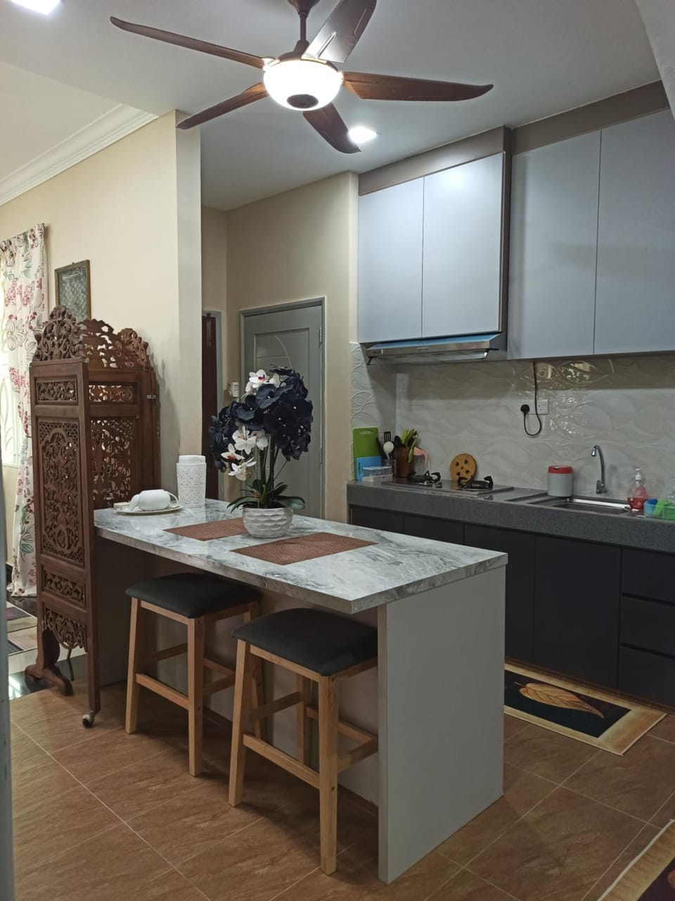Kitchen or kitchenette, Dining area