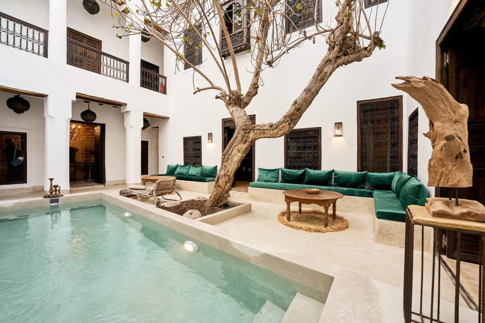 Patio, Swimming pool, Swimming pool, furniture, furniture, sunbed