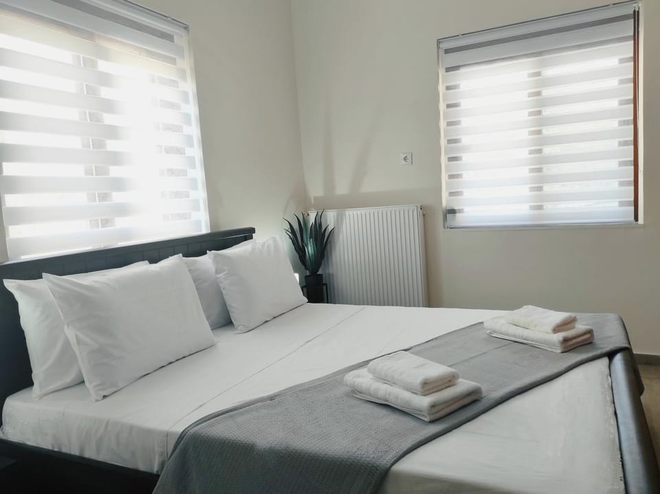Bed, Photo of the whole room, Bedroom, towels