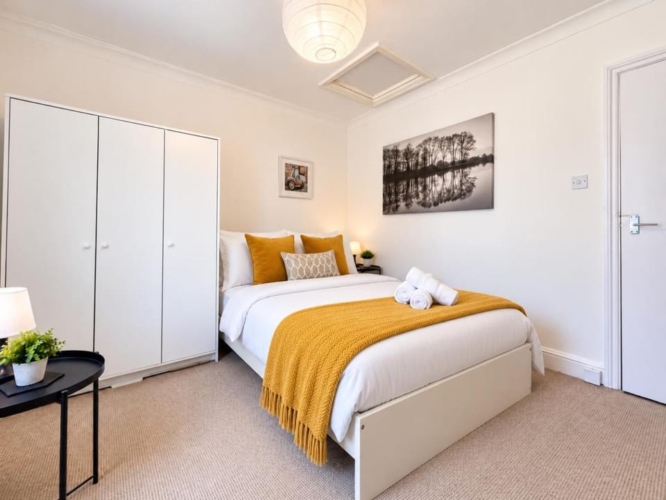 Bed, Photo of the whole room, Bedroom, wardrobe