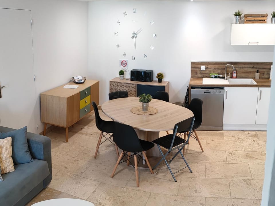 Kitchen or kitchenette, Dining area, dishwasher