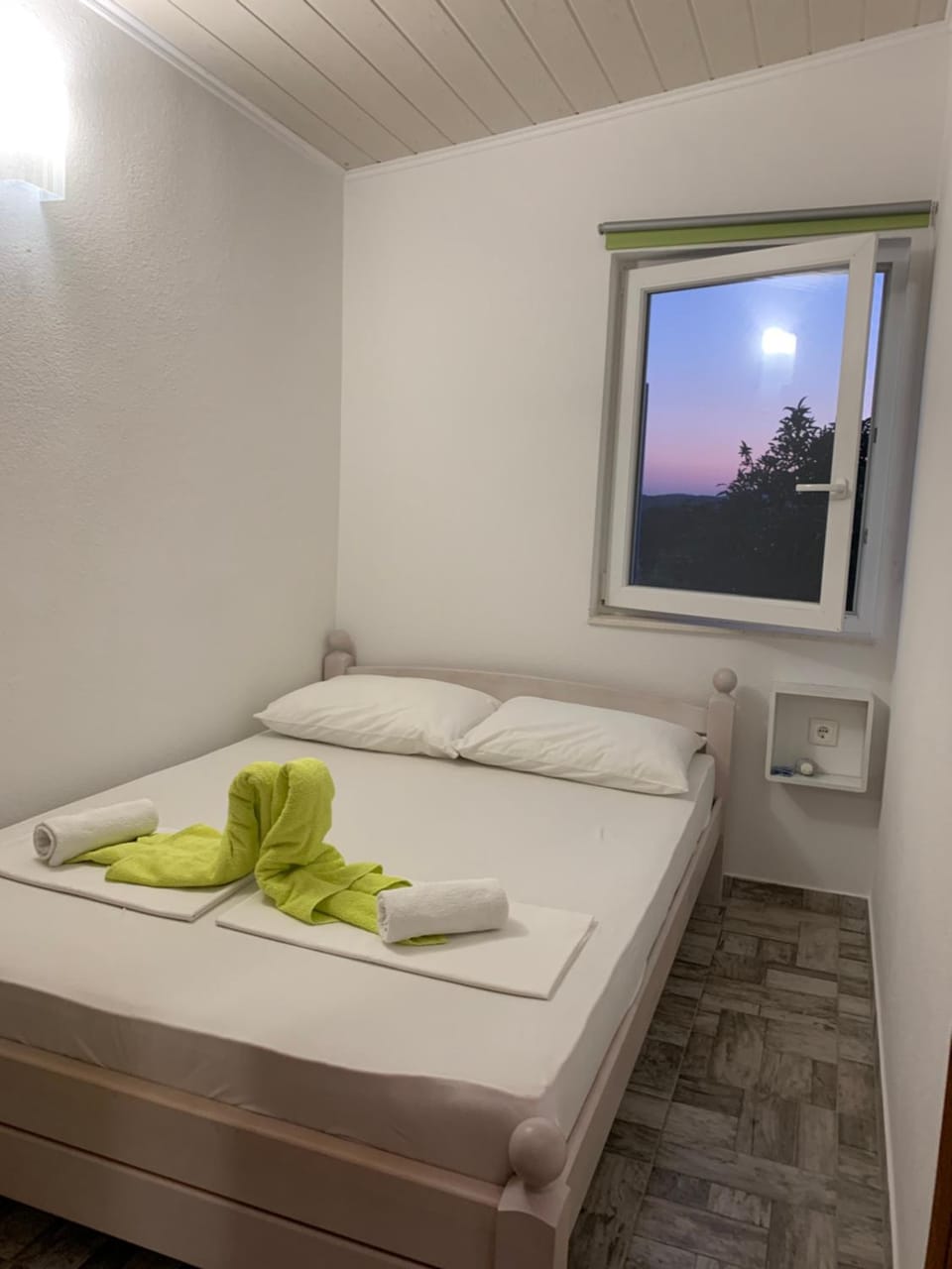 Bed, Bedroom, towels