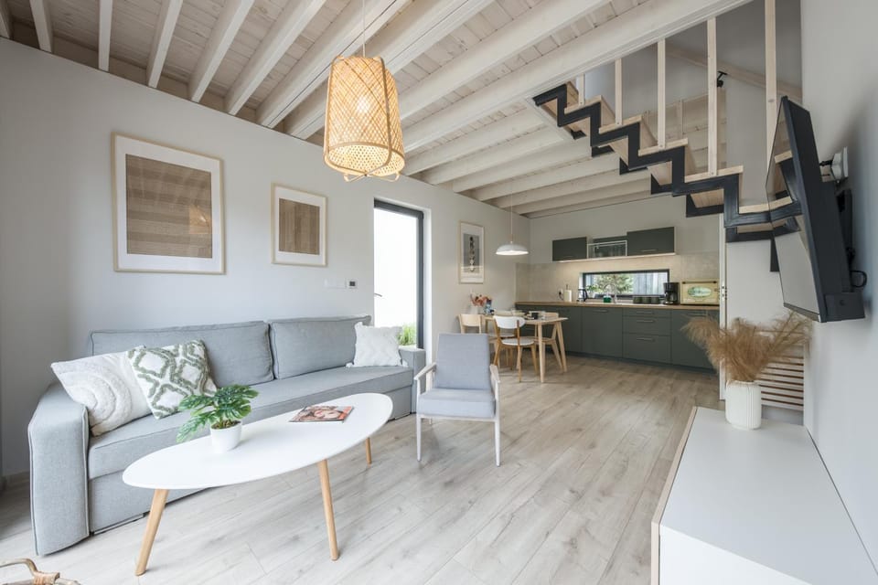 Property building, TV and multimedia, View (from property/room), Kitchen or kitchenette, Living room, Photo of the whole room, Decorative detail, Seating area, Food, Meals, Breakfast, Lunch, Dinner, Family, locker, stove, kitchen