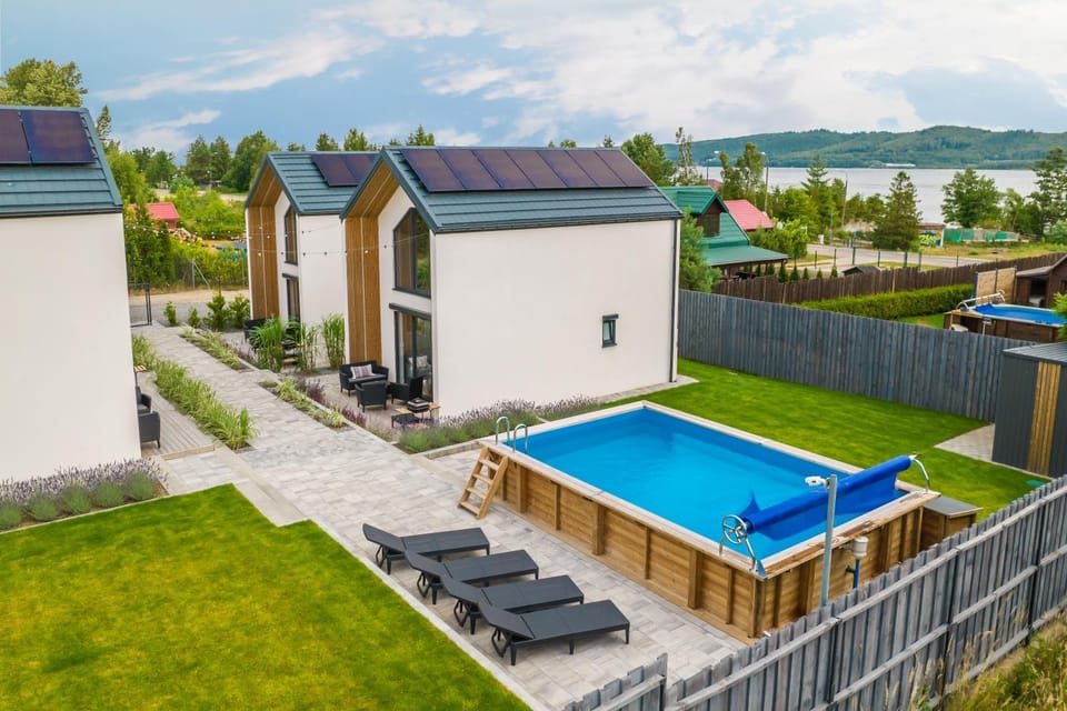 Property building, Patio, Day, Natural landscape, Garden, Garden view, Lake view, Mountain view, Pool view, Swimming pool, Swimming pool, sunbed