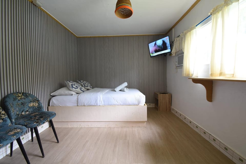 Bed, TV and multimedia, Photo of the whole room, Bedroom