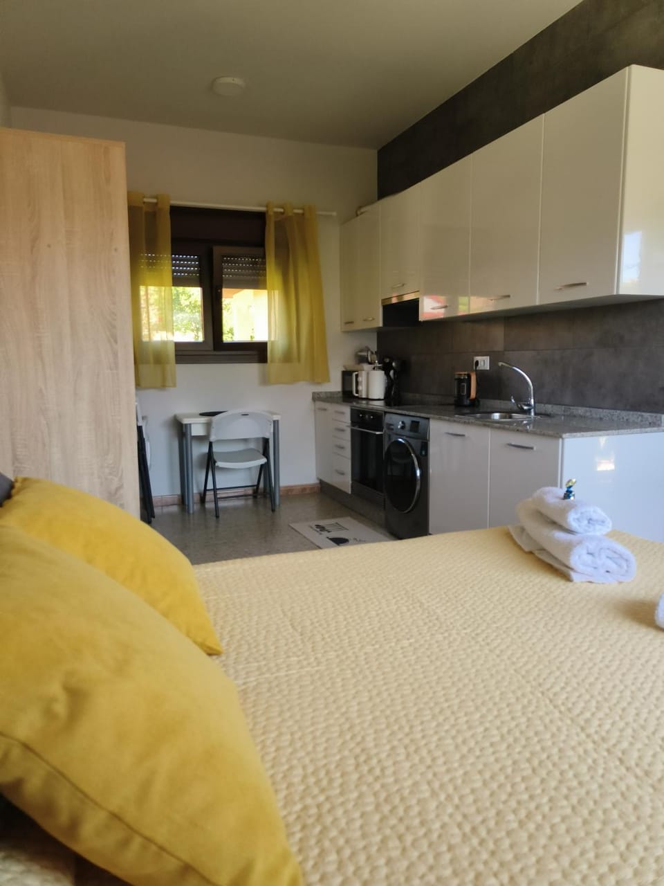 Bed, Photo of the whole room, Bedroom, oven, towels, washing machine