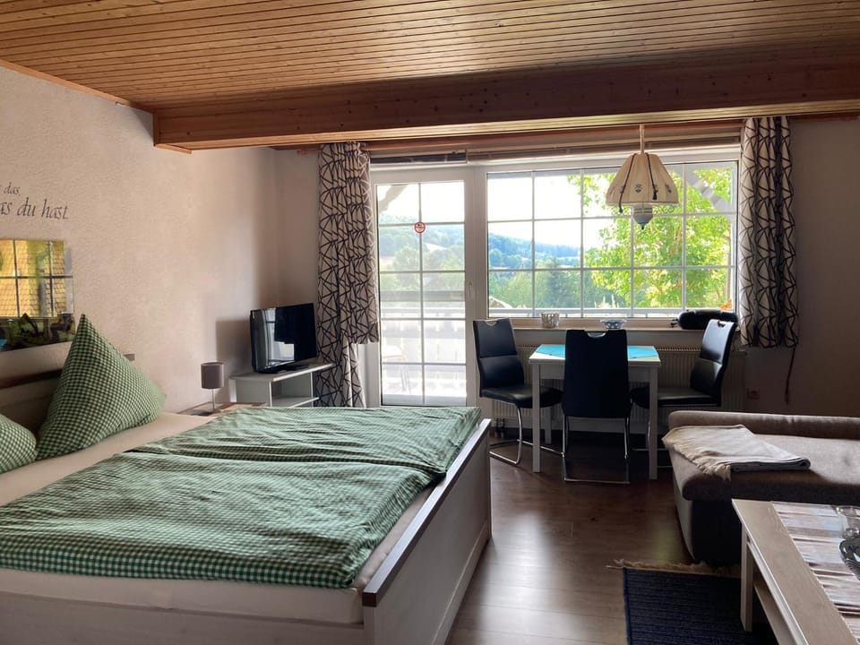 Bed, Seating area, Dining area