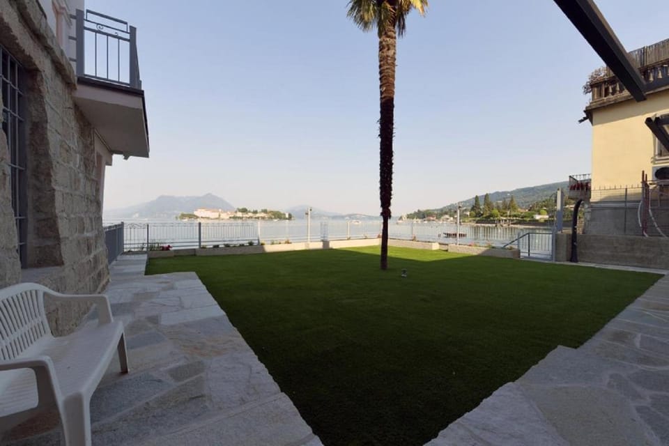 Palm on the lake Apartment in Baveno