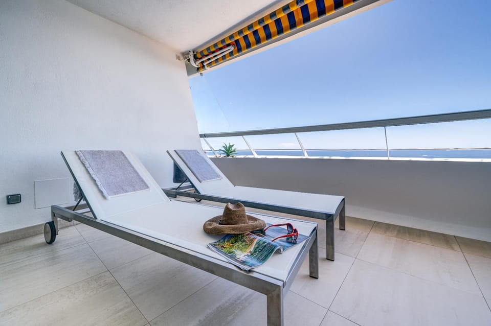 View (from property/room), Balcony/Terrace, Seating area, sunbed