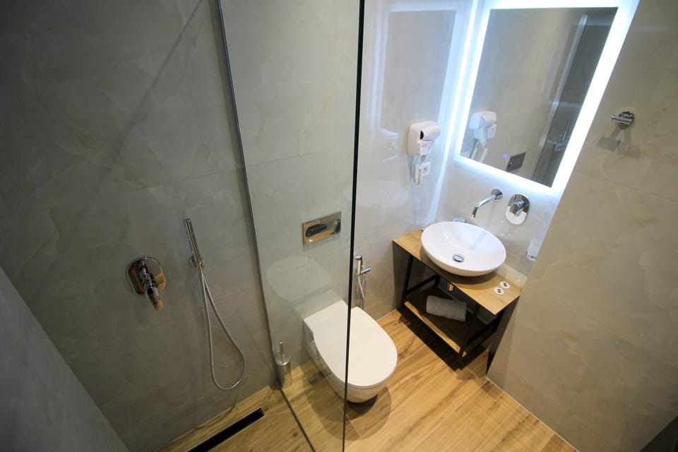 Shower, Toilet, Bathroom, bidet, towels