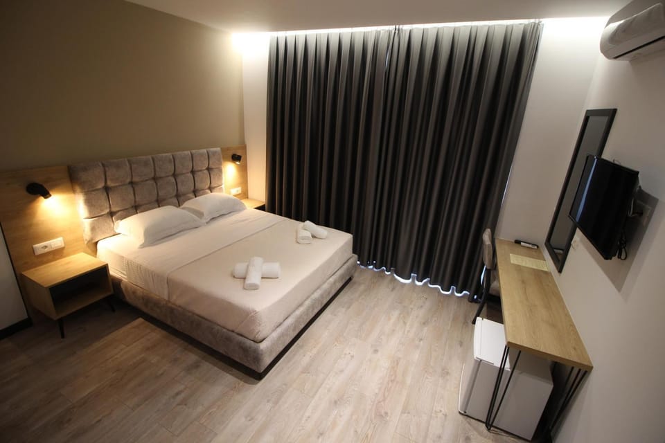 Bed, TV and multimedia, Photo of the whole room, Bedroom, air conditioner
