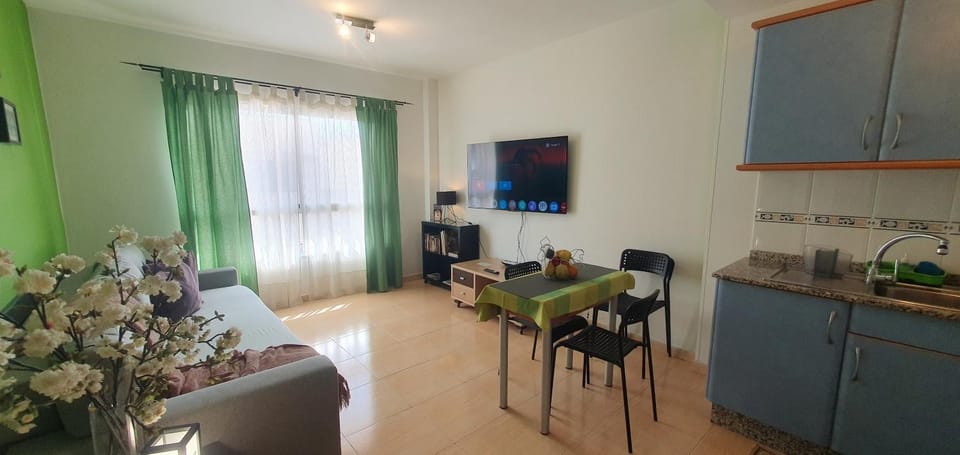 Communal lounge/ TV room, TV and multimedia, Seating area, Dining area