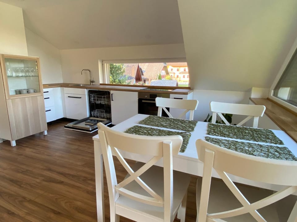 Dining area, kitchen