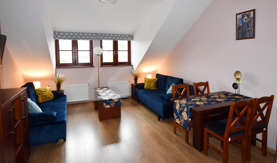 Bed, Living room, Photo of the whole room, Seating area, Bedroom