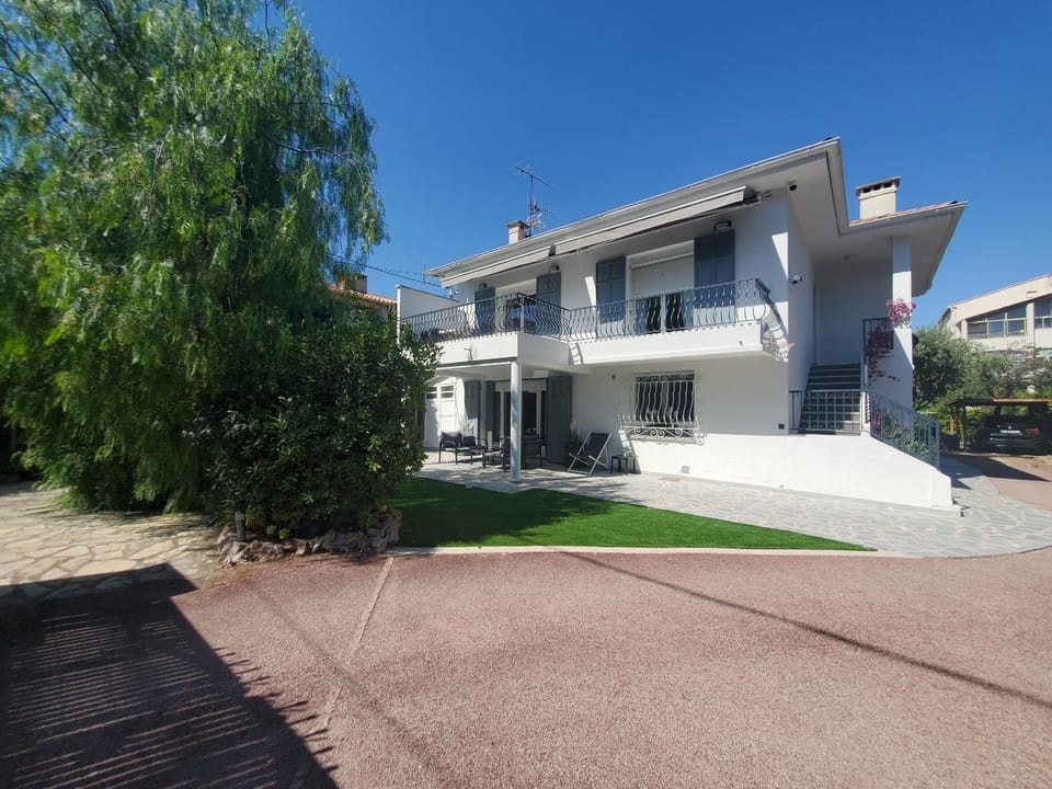 Property building, Facade/entrance, Off site