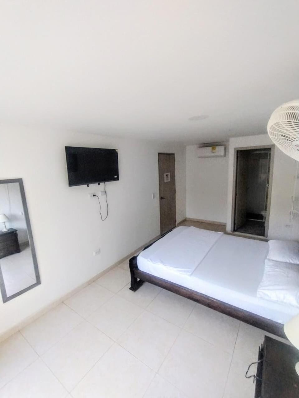 Bed, TV and multimedia, View (from property/room), Balcony/Terrace, Photo of the whole room, Bedroom, Mountain view, Street view, air conditioner
