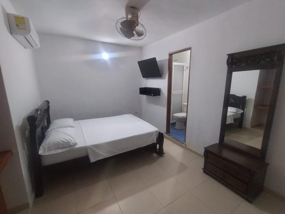Bed, TV and multimedia, Photo of the whole room, Bedroom, wardrobe, air conditioner