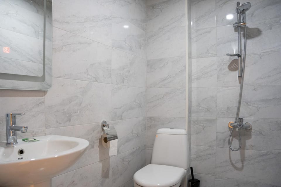 Shower, Toilet
