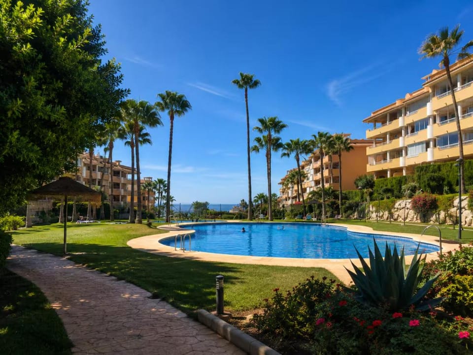 Property building, Natural landscape, Garden, Swimming pool, Swimming pool