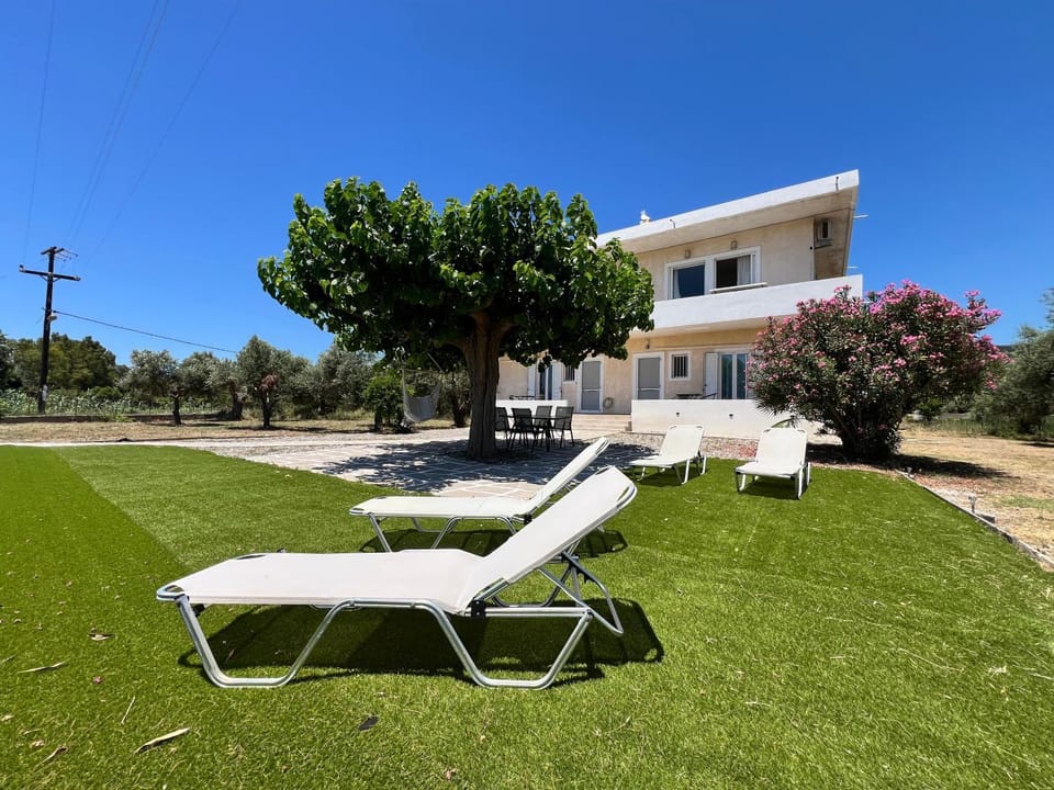 Nafpaktos PebBle Apartments in Marathias House in Greece