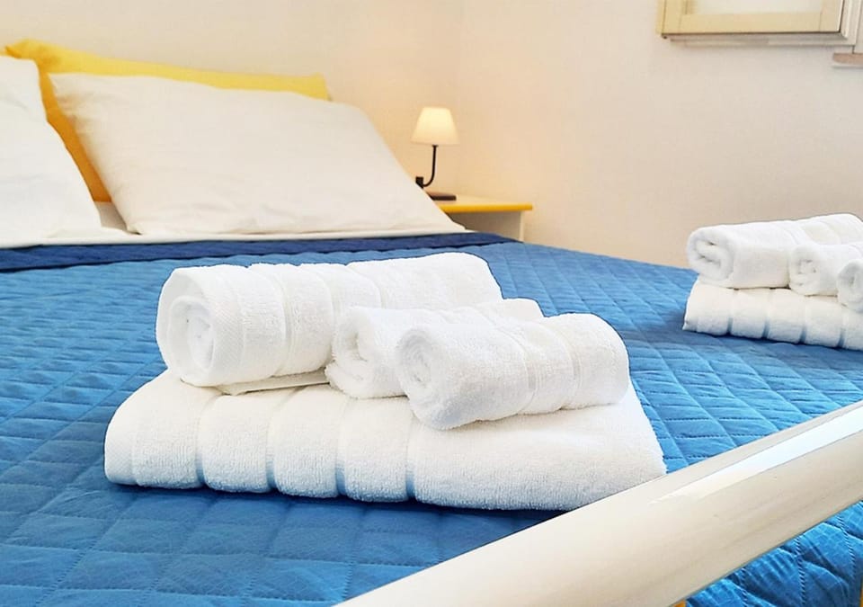 Bed, Bedroom, towels