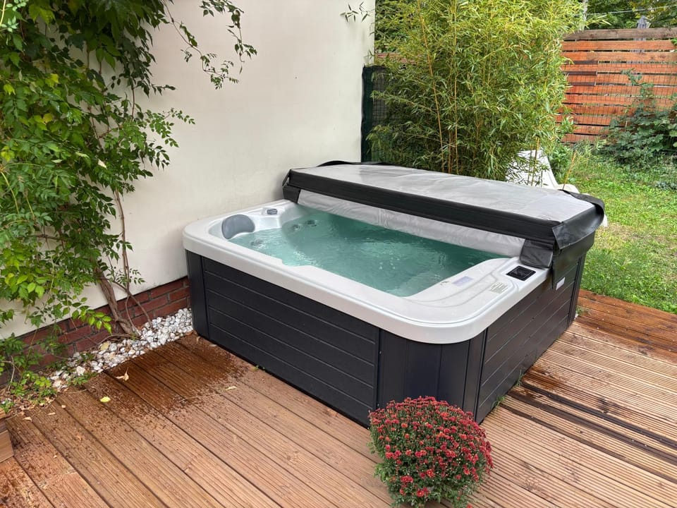 Natural landscape, Hot Tub, Spa and wellness centre/facilities