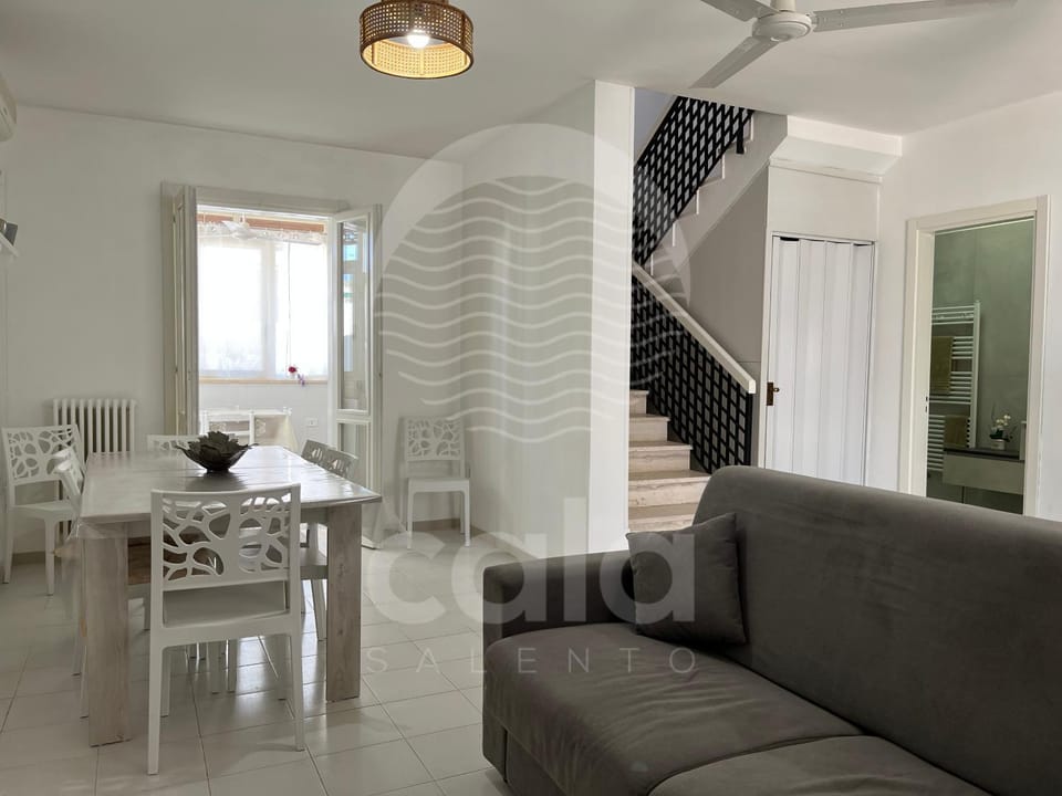 Living room, Seating area, Dining area, fireplace