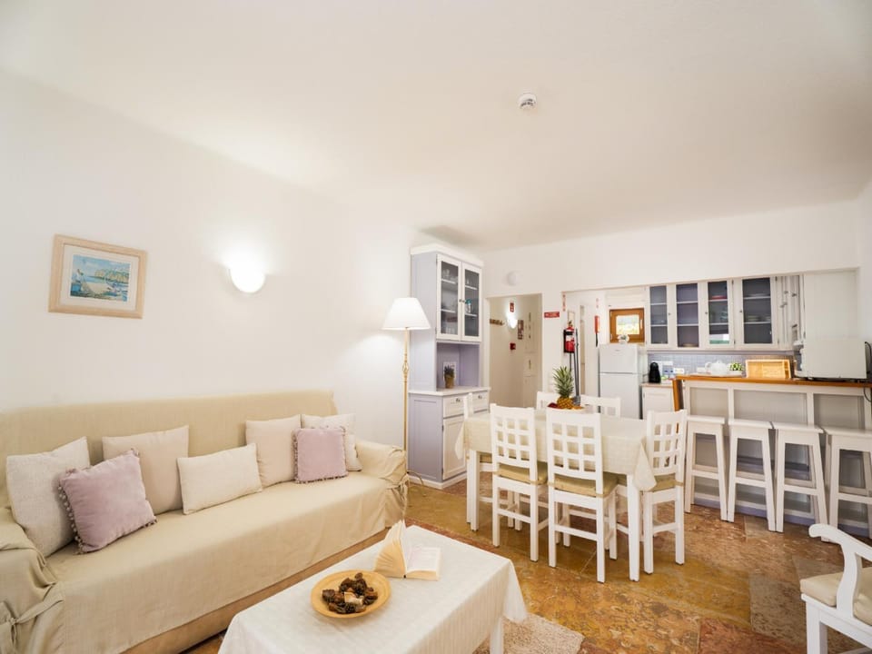 Kitchen or kitchenette, Seating area, Dining area