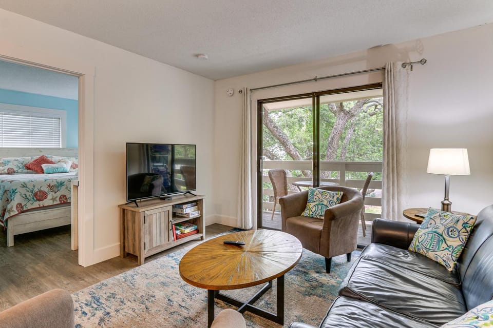 2 Blocks to Beach: Hilton Head Condo, Pool, Tennis House in Hilton Head Island