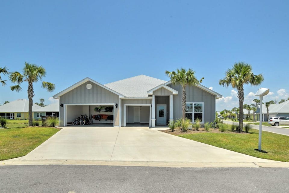 Port St Joe 'Mermaid Cove' Getaway w/ Patio! House in Florida