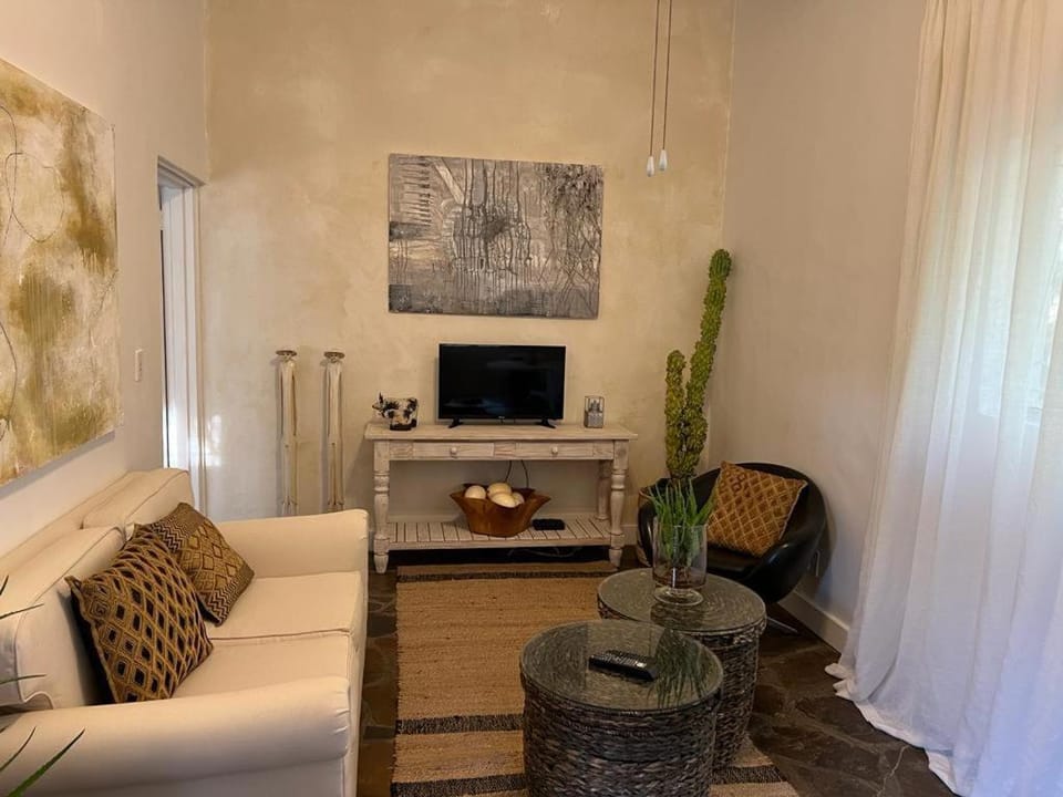 ENCHANTING SELF-CATERING VILLA with QUEEN BED AT BOKMAKIERIE VILLAS Villa in Windhoek