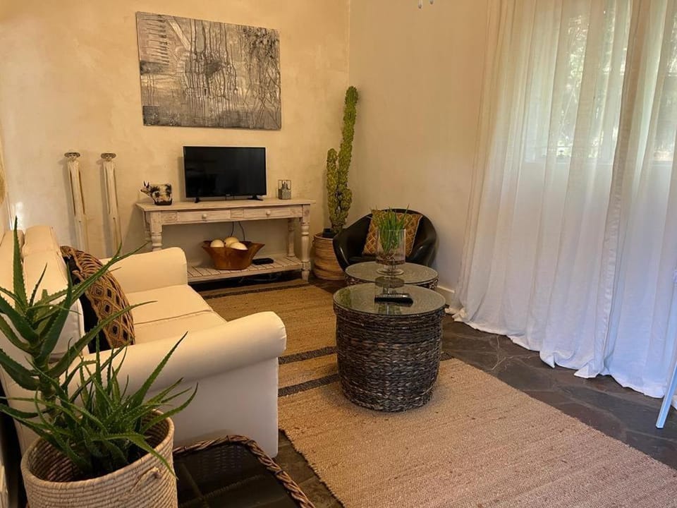 ENCHANTING SELF-CATERING VILLA with QUEEN BED AT BOKMAKIERIE VILLAS Villa in Windhoek