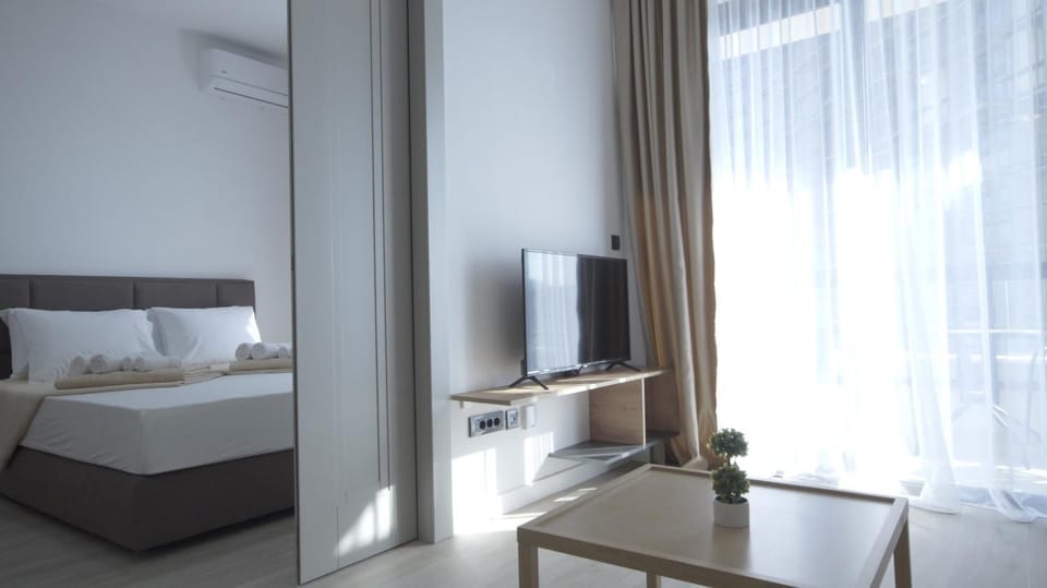 Bed, TV and multimedia, Bedroom