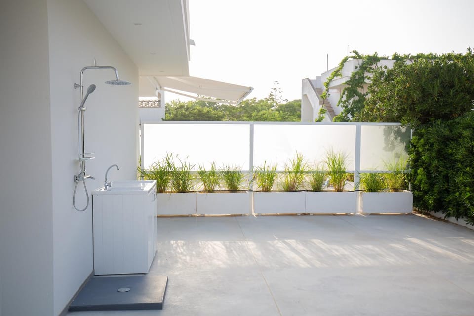 Shower, Property building, Garden, Garden view, laundry, washing machine