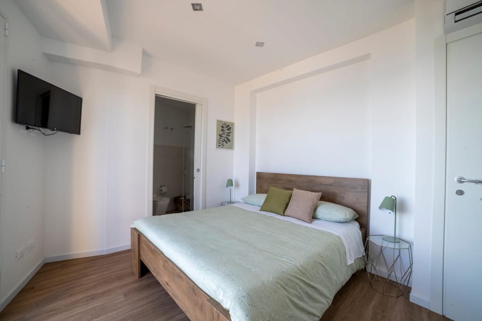TV and multimedia, Photo of the whole room, Bedroom