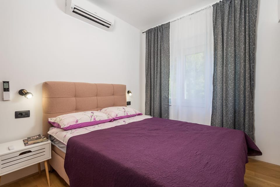 Bedroom, air conditioner
