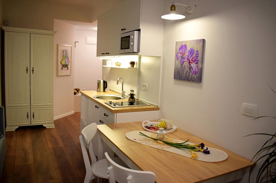 Kitchen or kitchenette, Dining area