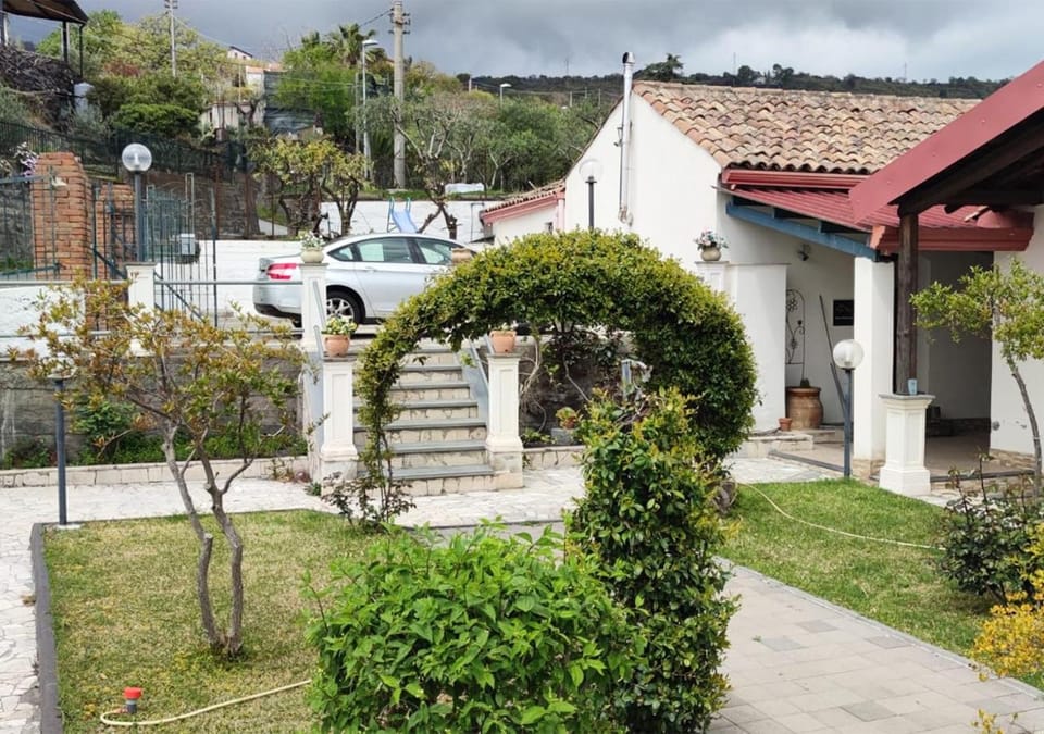 Property building, Garden, Parking