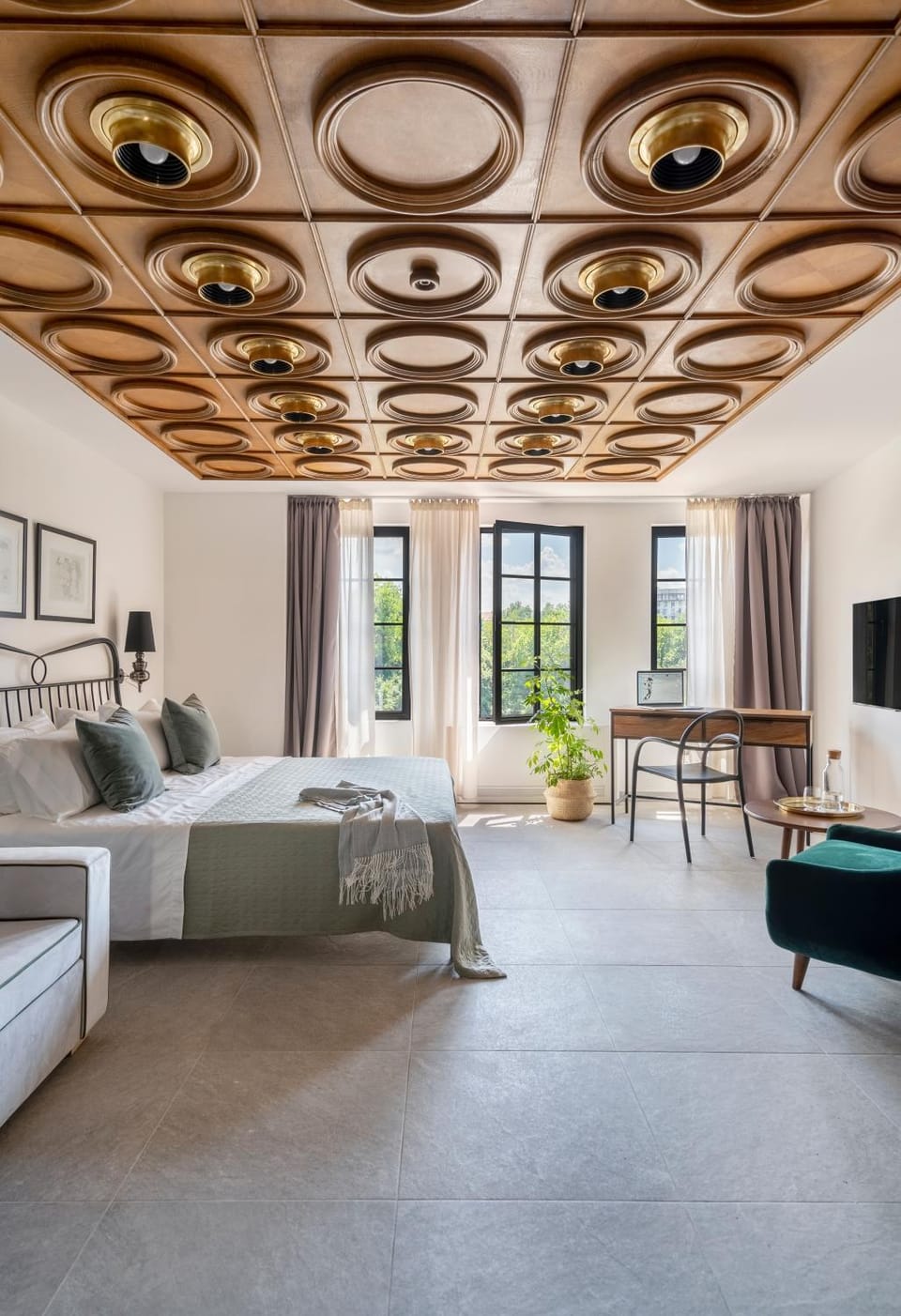 Bed, TV and multimedia, Photo of the whole room, Decorative detail, Seating area, Bedroom