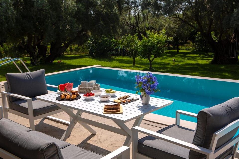 Dining area, Garden view, Pool view, Swimming pool, Swimming pool