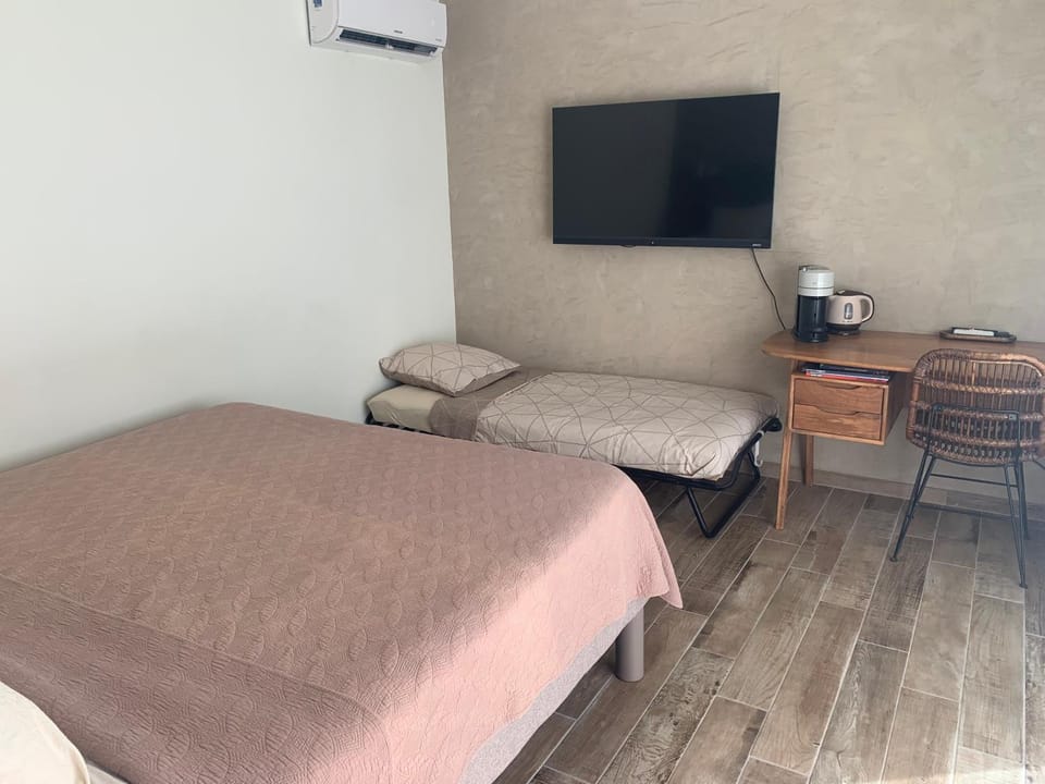 Chambre d hôtes Cabries Calas 5 min gare TGV Aix Pôle d activités d Aix en Provence et Arena Bed and Breakfast in Cabriès