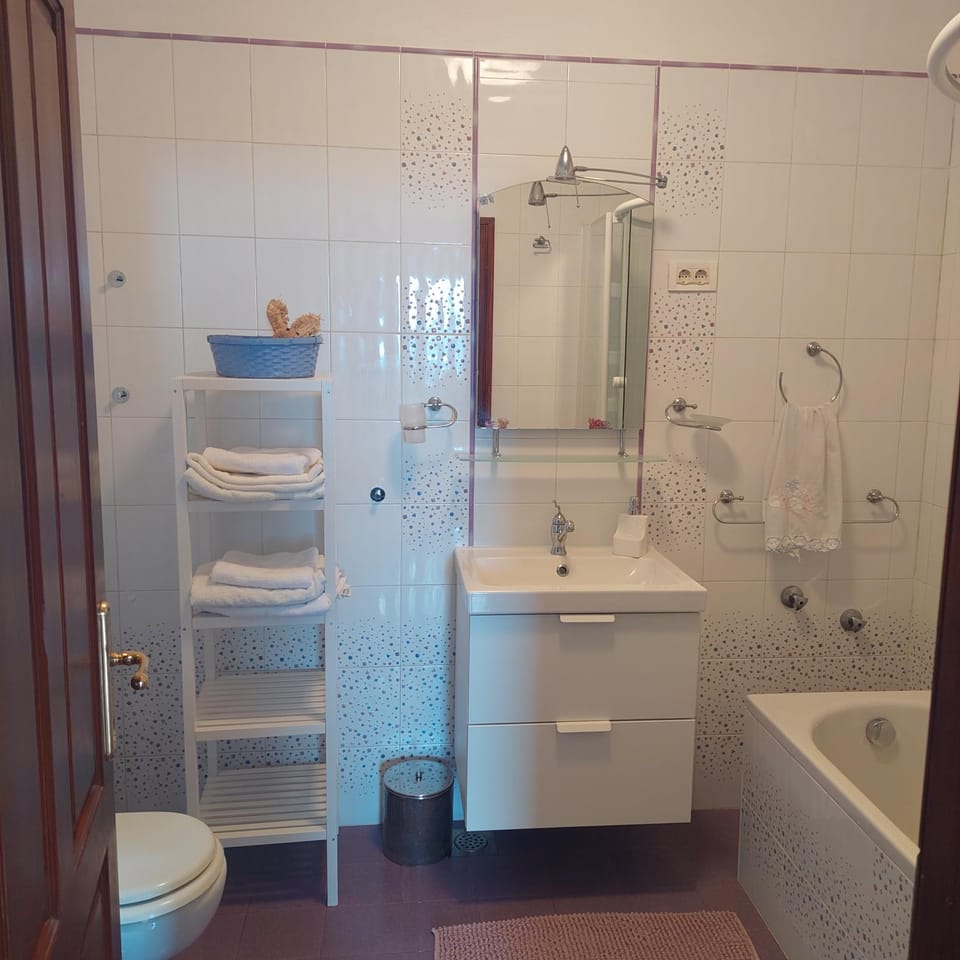 Shower, Toilet, Property building, Bathroom, Bath, towels
