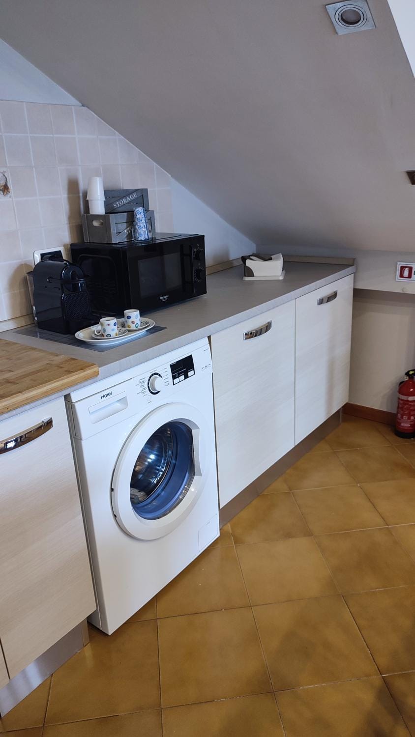 Kitchen or kitchenette, minibar