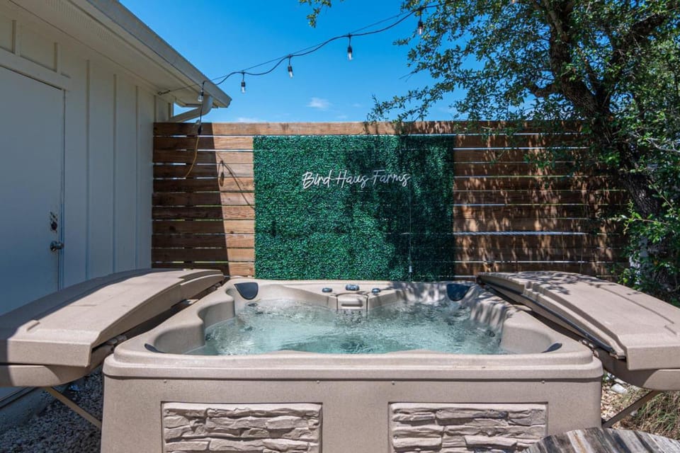 Hummingbird Haus - Hill country views on 20 acres with firepit House in Spring Branch
