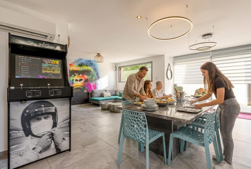 Game Room, Dining area