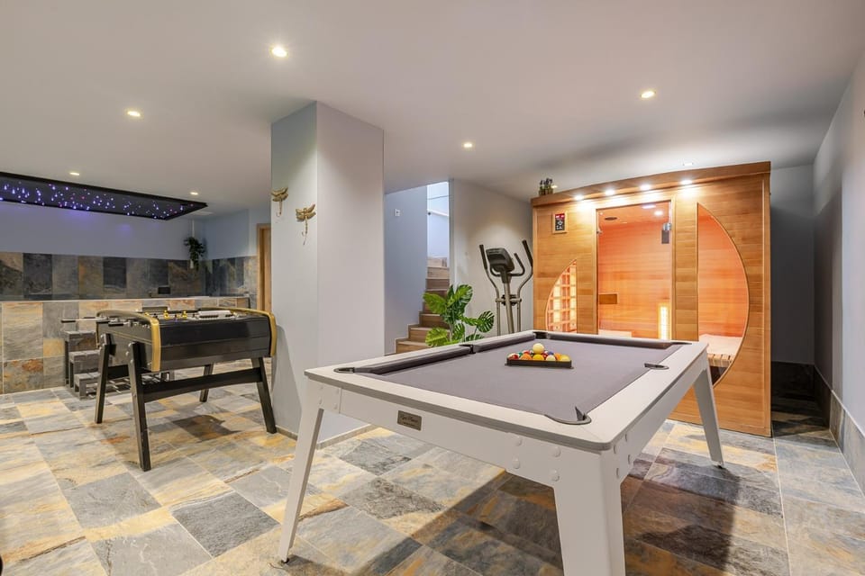 Billiard, Hot Tub, Sauna